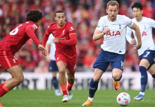 前锋突破射门锁定胜利