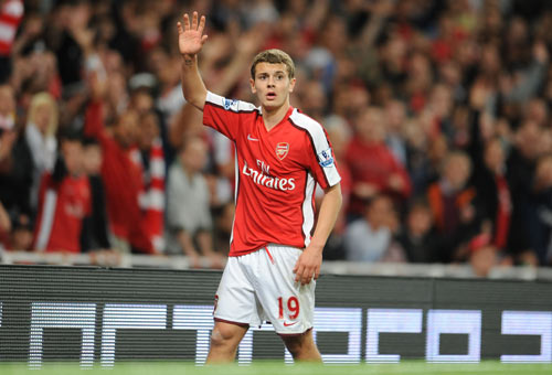 气得双手握拳！