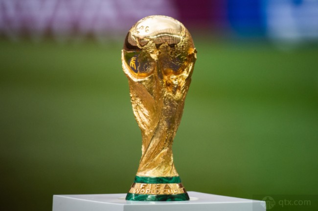 快问快答：C罗倒钩进球。